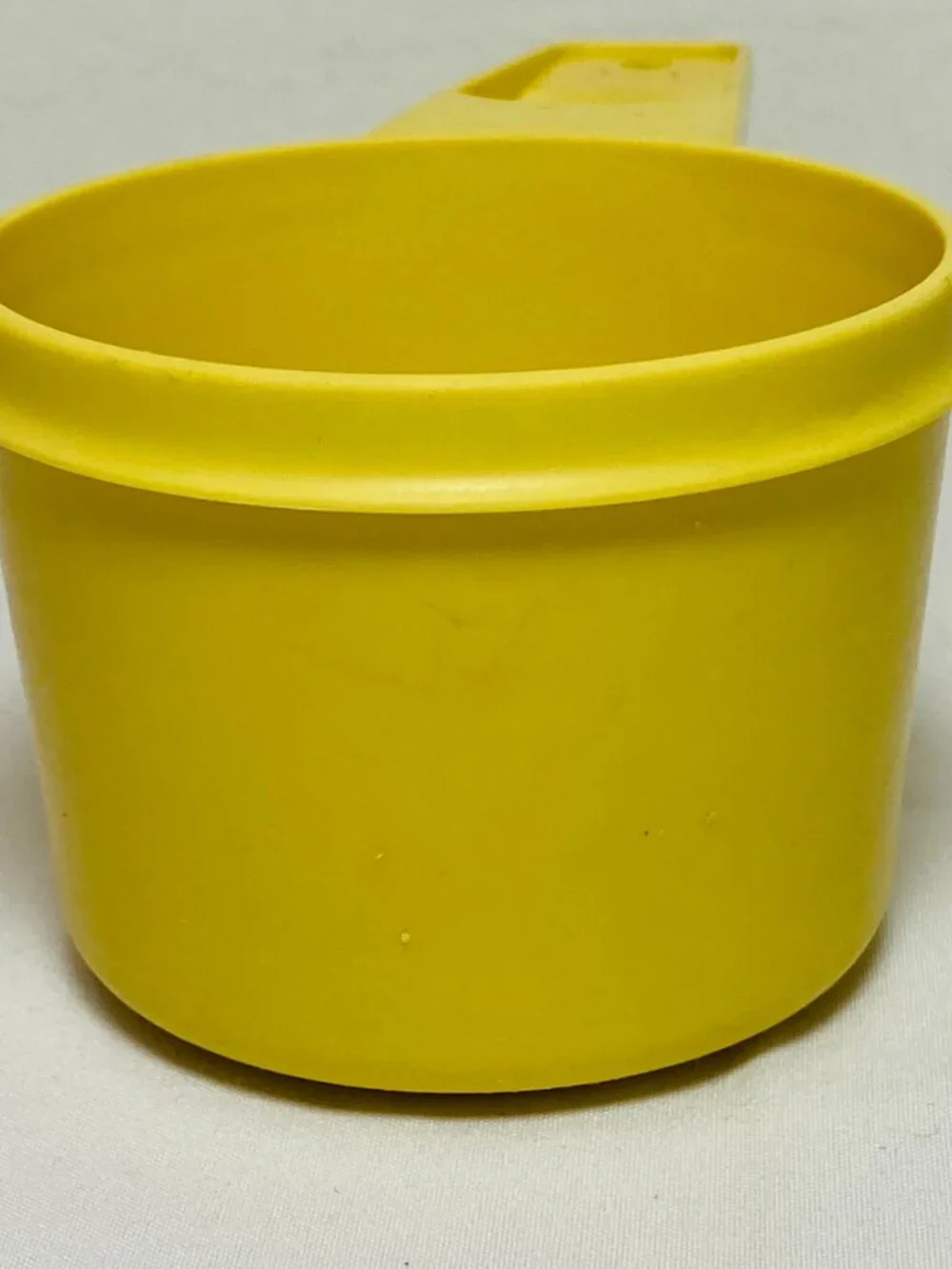 VNTG Tupperware 2/3 Cup Buttercup/Daffodil Yellow Measuring Cup #763, GUC
